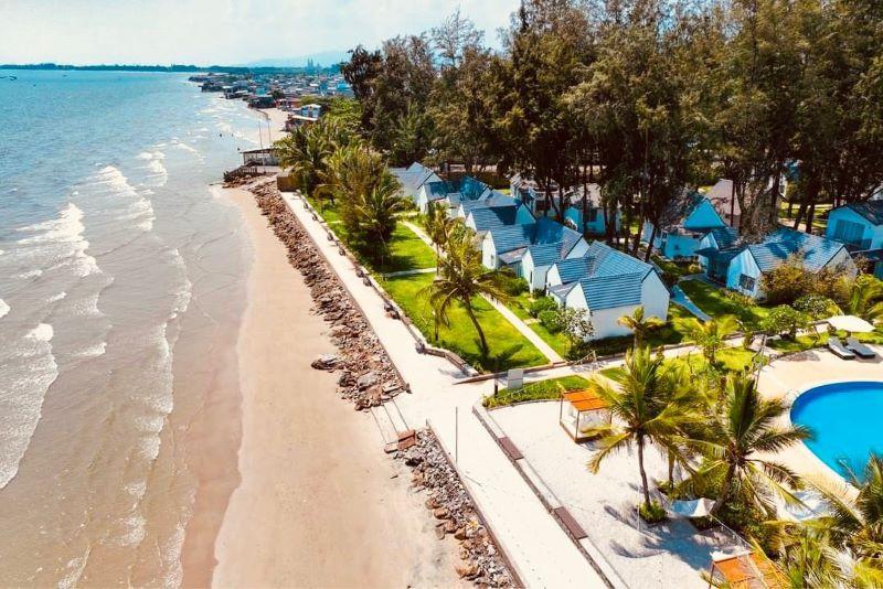 Một resort có vị trí đắc địa ngay sát bãi biển tại khu du lịch Hồ Tràm, view trực diện biển
